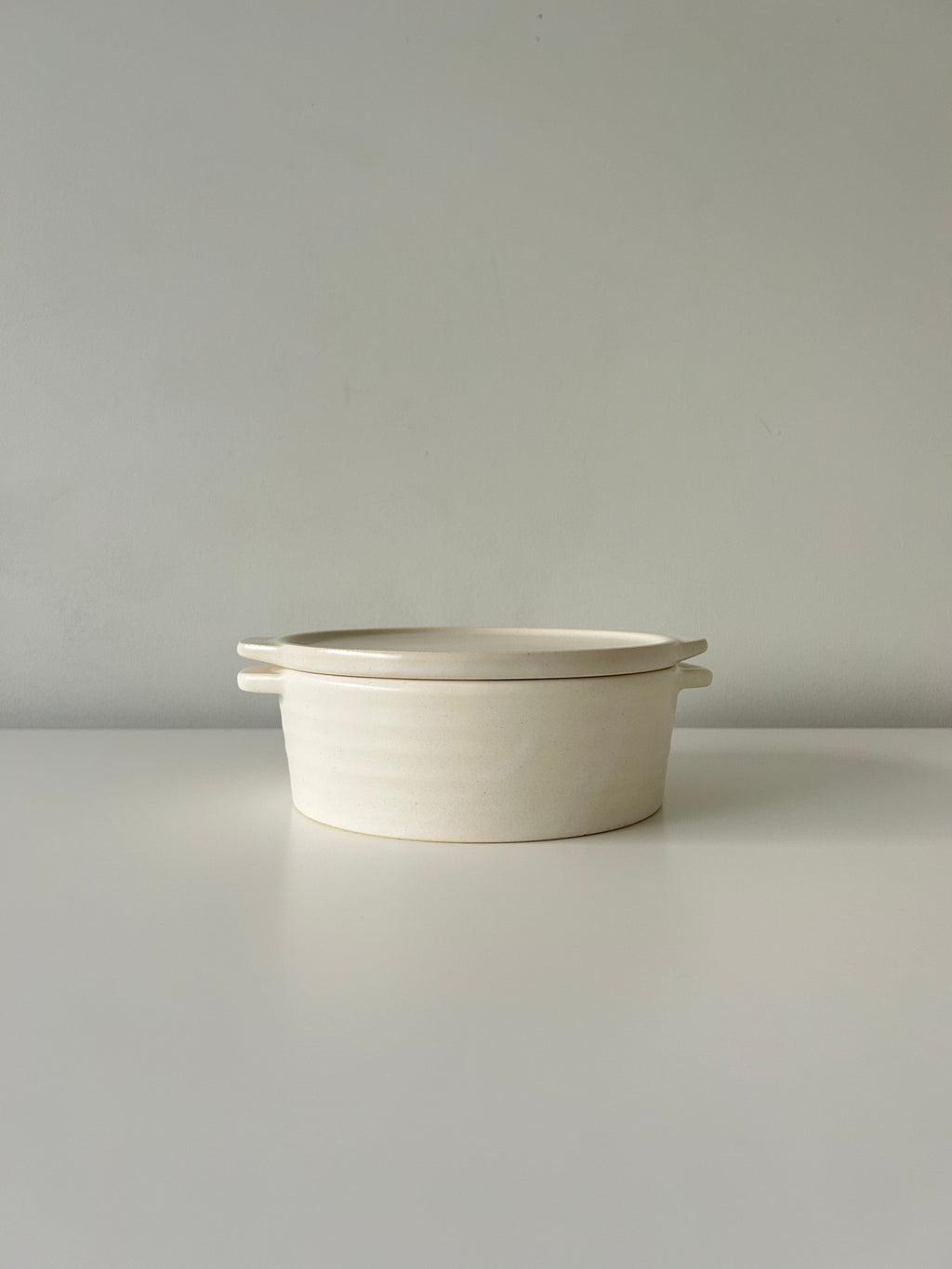 Flat White Lidded Pot